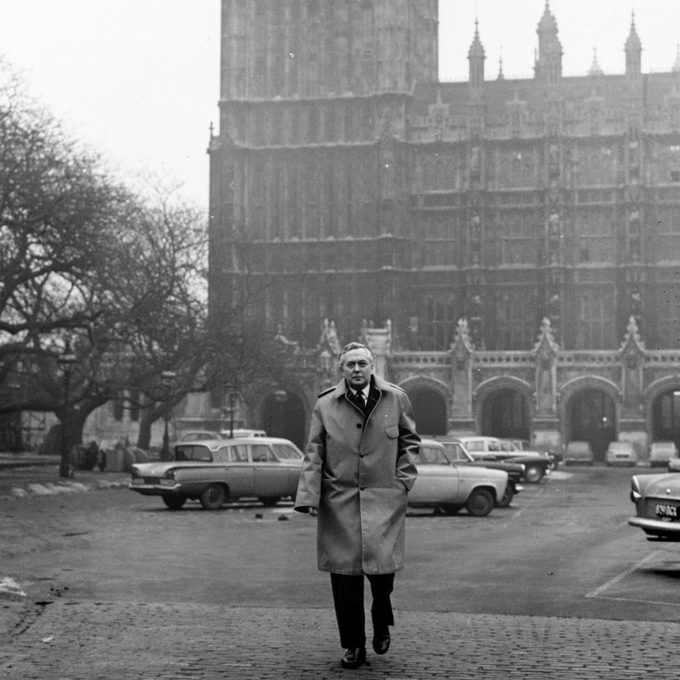 Britanija i špijuniranje: Da li je premijer bio osumnjičen da radi za SSSR 4 Wilson was a big fan of Gannex raincoats - made by Joseph Kagan