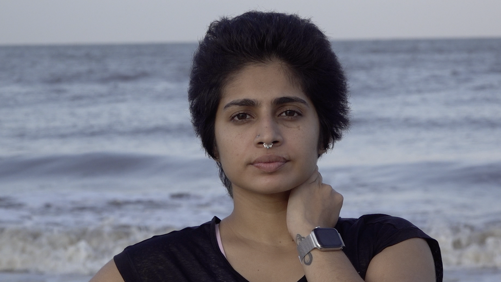 „Obožavala sam da budem žrtva“: Kako je joga pomogla jednoj ženi da se oporavi od silovanja, trauma i depresijem 1 Nataša Noel na plaži u Indiji