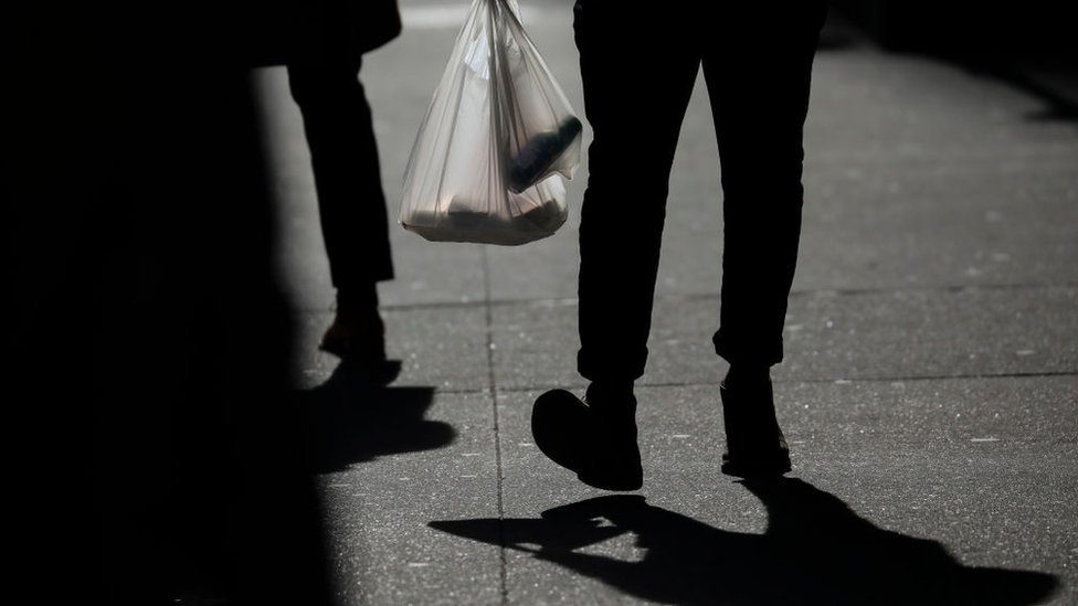 Kako su cegeri postali podjednako štetni kao najlonske kese - ili još gori 3 A person carries a plastic bag during the lunch hour in Lower Manhattan, January 15, 2019 in New York City