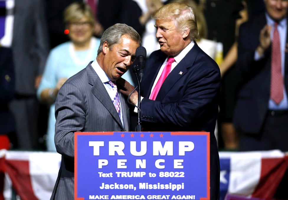 Donald Tramp dočekuje Najdžela Faraža u Misisipi koloseumu, u Džeksonu, 2016. godine