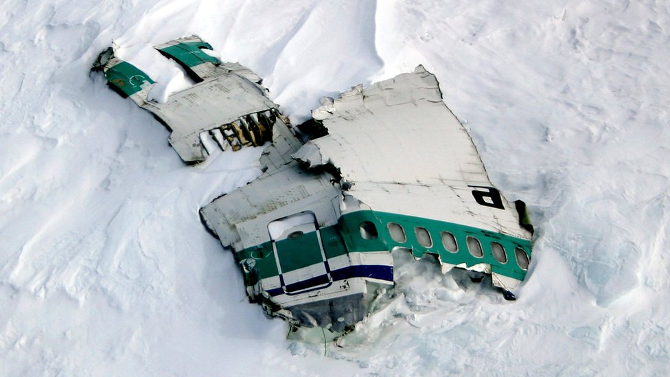 Olupina aviona još se nalazi na planini, fotografija iz 2004. godine