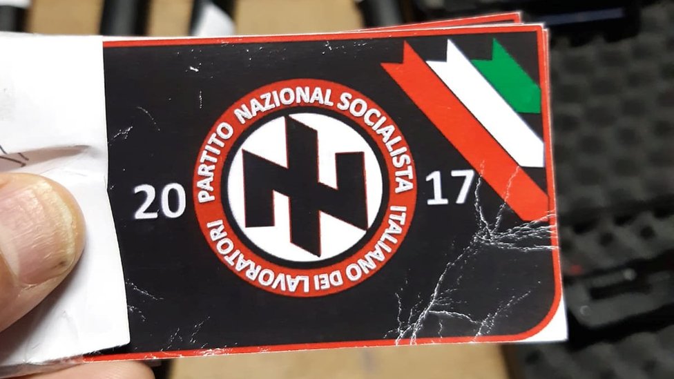 Nalepnica sa simbolom samozvane Nacionalno socijalističke radničke partije Italije