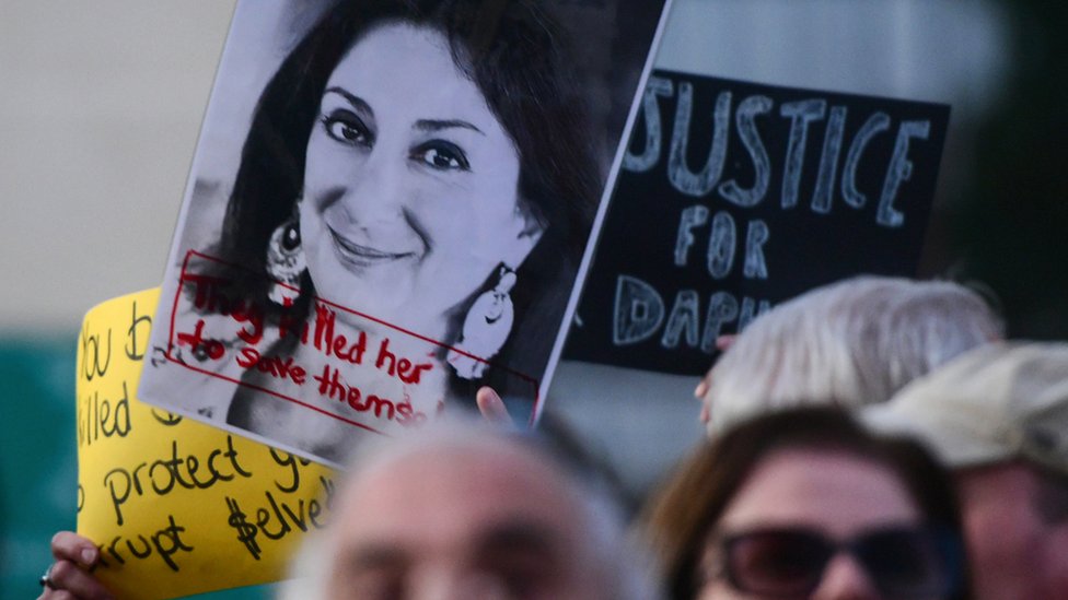 Demonstranti drže fotografiju ubijena novinarke Dafne Karuane Galisije