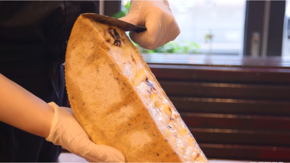 Tajne viralnih videa sa „porno hranom“ - nerealni prizori i neverovatna popularnost 5 Cheese being served at Raclette NYC