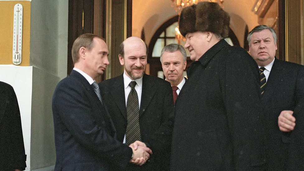 Vladimir Putin: 20 godina u 20 fotografija 2 Putin shaking hands with Boris Yeltsin