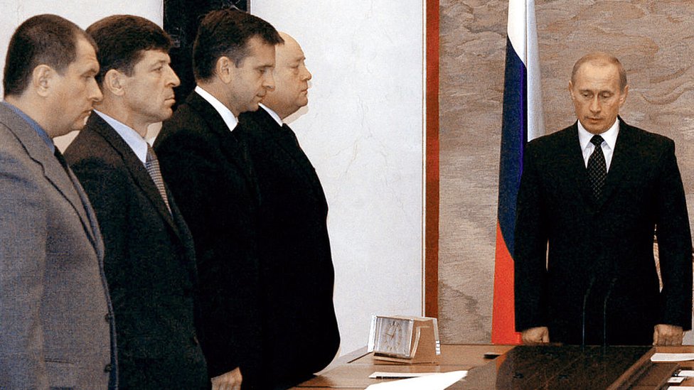 Vladimir Putin: 20 godina u 20 fotografija 4 Putin and cabinet members observe a minute of silence in 2004 after the Beslan school siege
