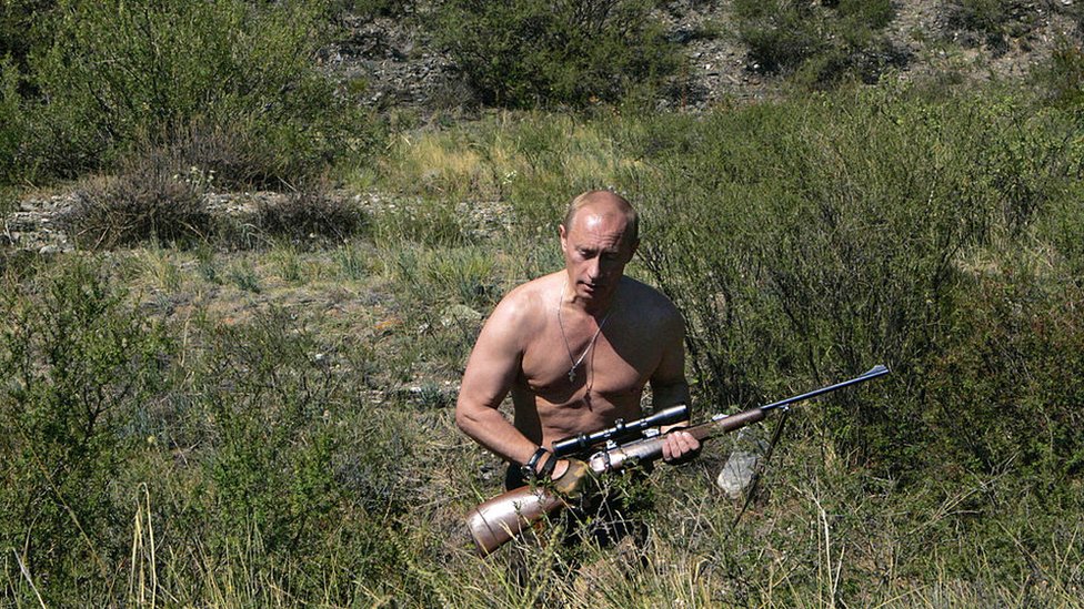 Vladimir Putin: 20 godina u 20 fotografija 16 Putin carrying a sniper rifle while hunting topless