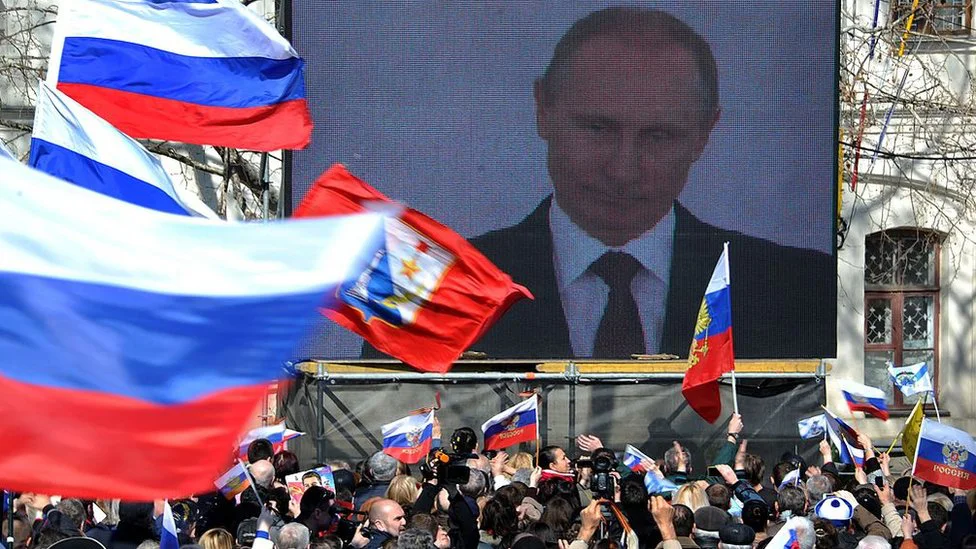 Vladimir Putin: 20 godina u 20 fotografija 10 Putin on a big screen announcing the annexation of Crimea