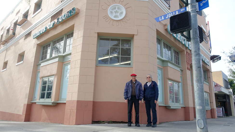 Beri i Karen ispred prodavnice u Zapadnom Holivudu