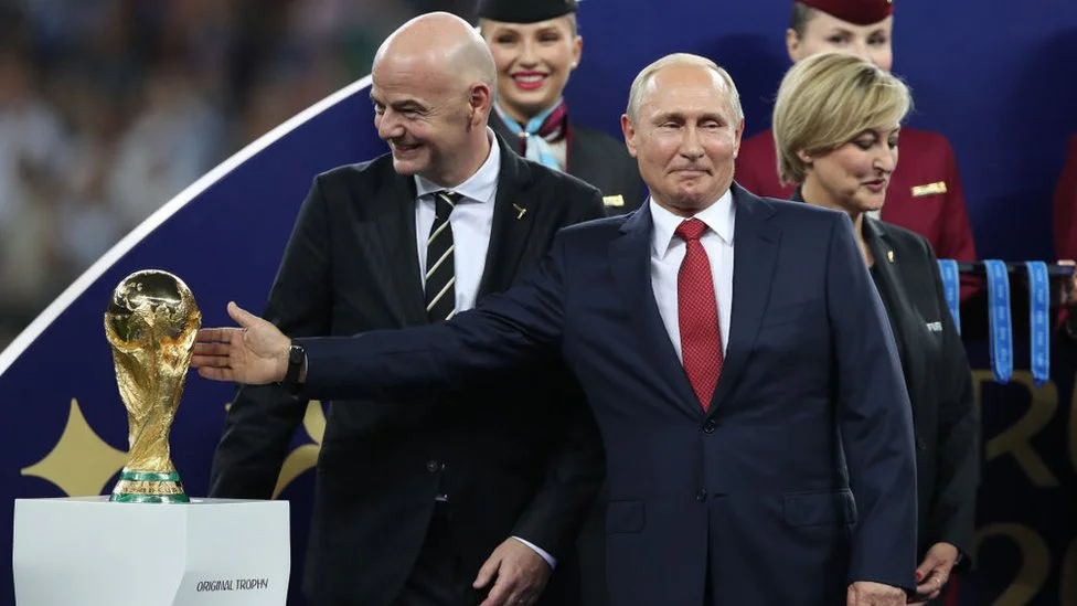 Vladimir Putin: 20 godina u 20 fotografija 19 Putin gesturing at the World Cup trophy