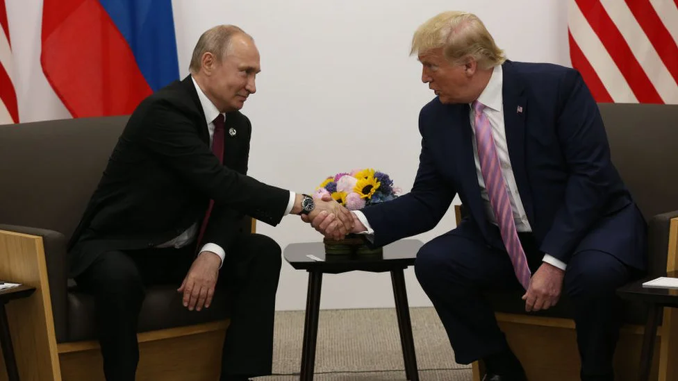 Vladimir Putin: 20 godina u 20 fotografija 14 Putin shaking hands with US President Donald Trump