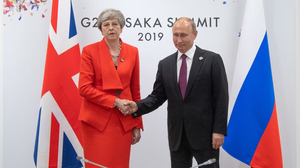 Vladimir Putin: 20 godina u 20 fotografija 15 Theresa May shaking hands with Vladimir Putin