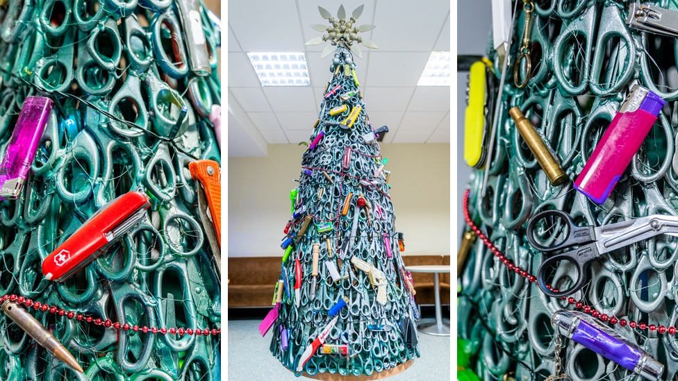 Nova godina i ukrasi: Jelke od makaza, upaljača, jedra, mreža i lopti 1 Vilnius Airport's Christmas tree