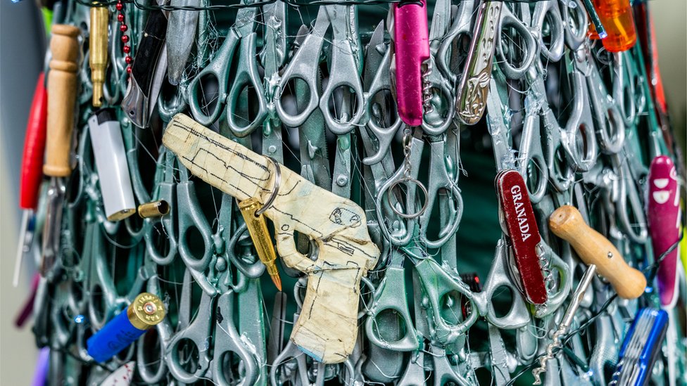 Nova godina i ukrasi: Jelke od makaza, upaljača, jedra, mreža i lopti 2 Vilnius Airport's Christmas tree