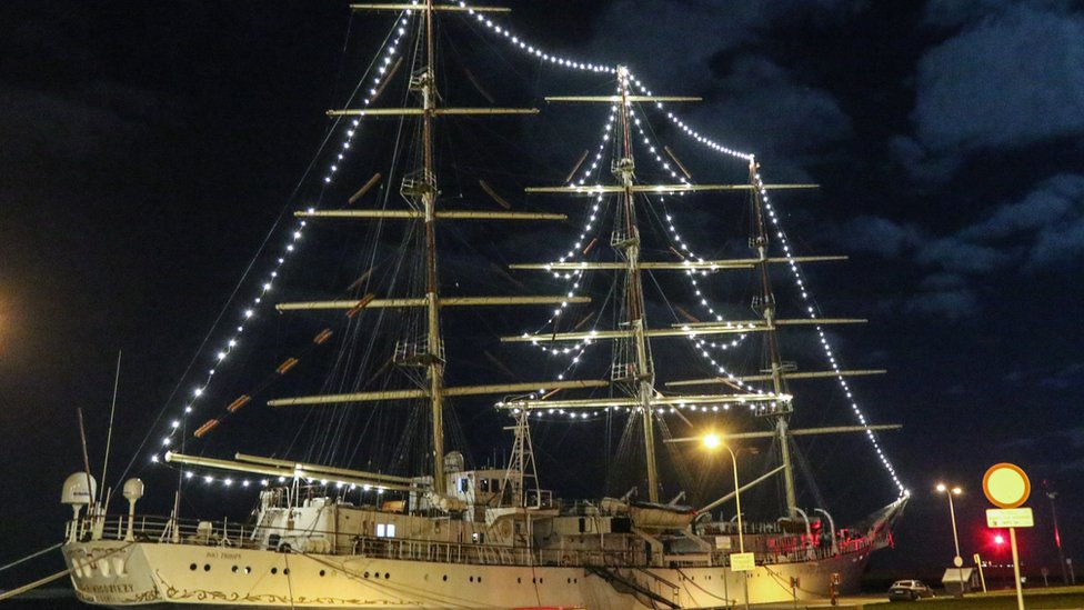 Nova godina i ukrasi: Jelke od makaza, upaljača, jedra, mreža i lopti 4 A ship with a Christmas tree made of LED lights on board the SV Dar Mlodziezy Poland