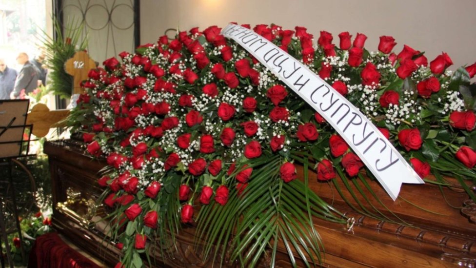 Ona fotografiše sahrane: „Uvek mi krenu suze na oči" 1 venac na sanduku