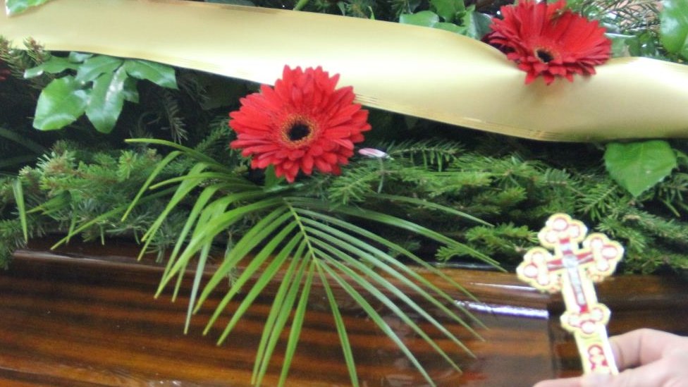 Ona fotografiše sahrane: „Uvek mi krenu suze na oči" 3 venac