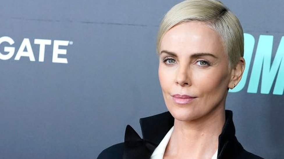 Šarliz Teron o porodičnoj tragediji: „Kad je moja majka ubila oca” 1 Šarliz Teron