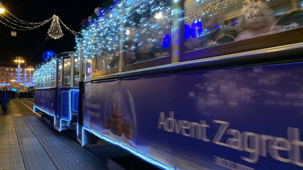 Čuveni plavi zagrebački tramvaji takođe su prigodno okićeni i osvetljeni