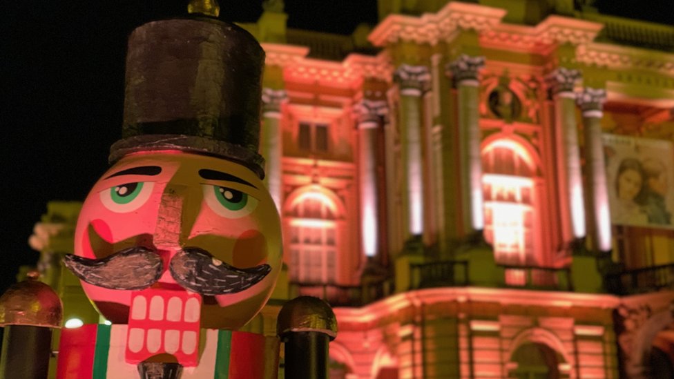 Simpatični „brka" se smeje, a u pozadini se vidi zgrada Hrvatskog narodnog kazališta