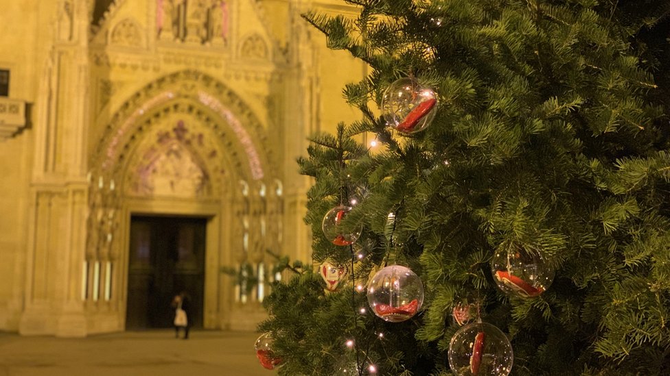 Ukrašena jelka ispred Zagrebačke katedrale