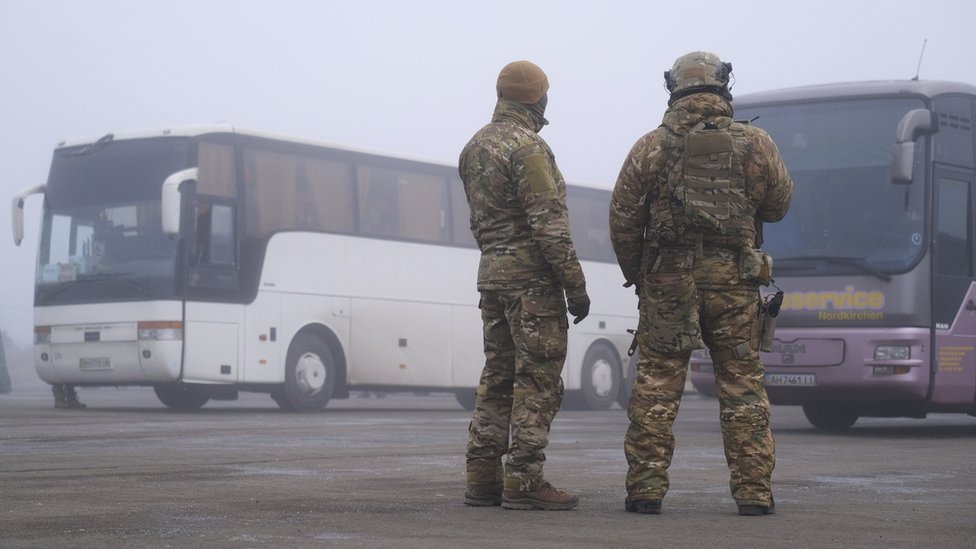 Plennыh dlя obmena s ukrainskoй storonы podvezli na avtobusah