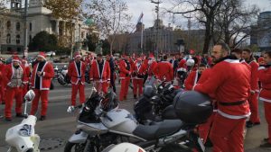 Deda Mrazovi na motorima i ove godine odneli poklone deci iz Sremčice 2