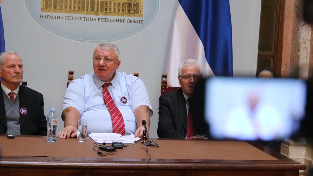 Crvena farba boje krvi u znak protesta zbog promocije Šešeljeve knjige u Novom Sadu 1