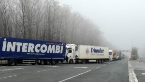 AMSS: Jak vetar otežava vožnju u košavskom području, kamioni čekaju na granicama