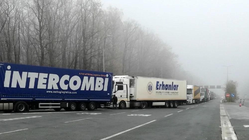 AMSS: Jak vetar otežava vožnju u košavskom području, kamioni čekaju na granicama 9