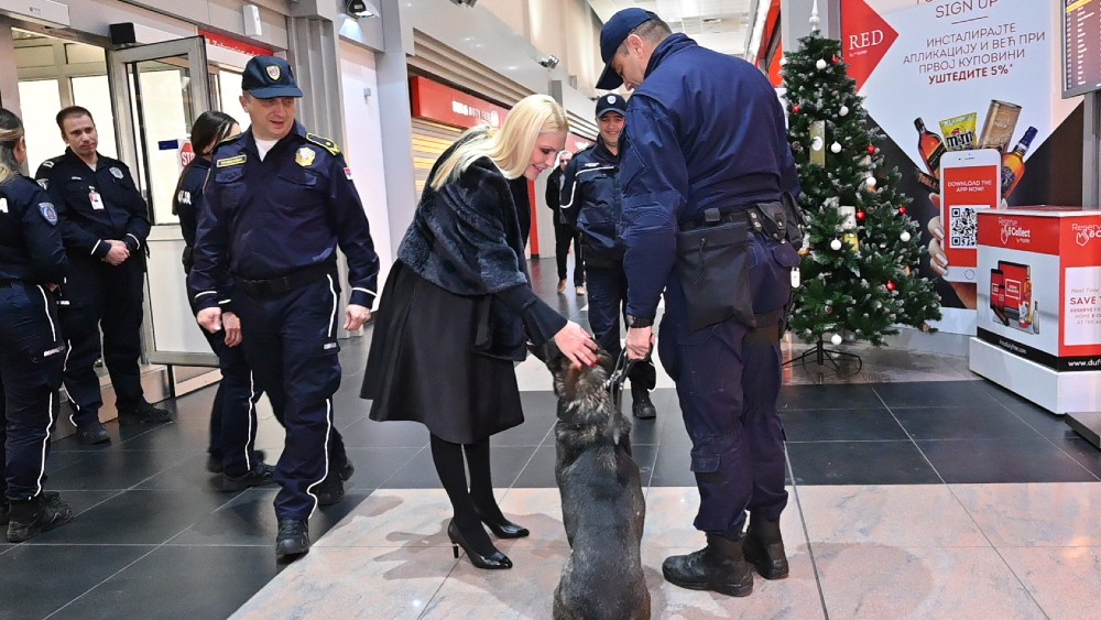Popović Ivković obišla priradnike granične policije na Aerodromu 1