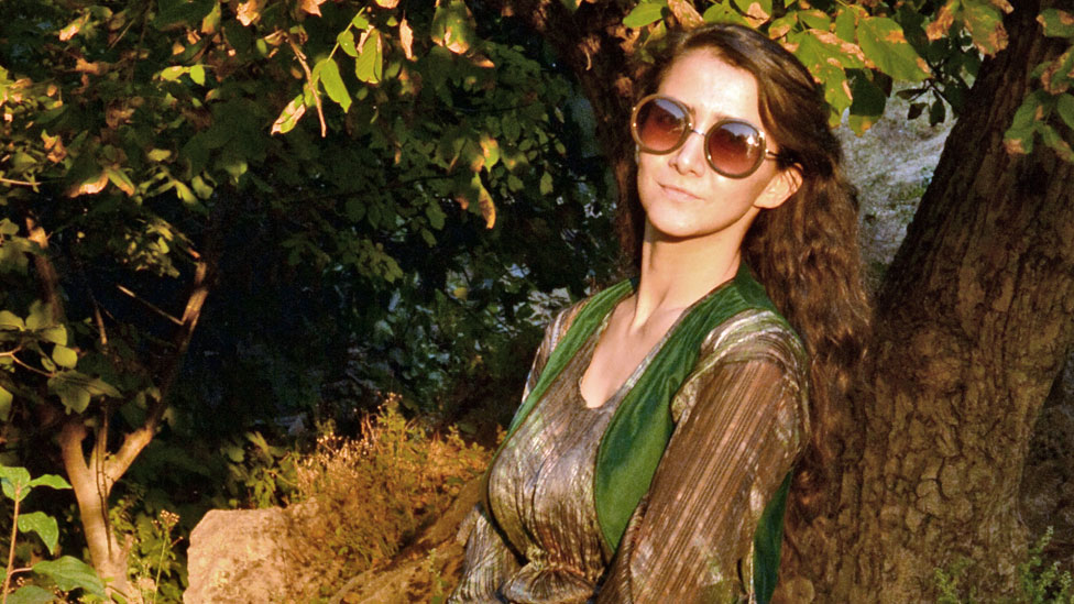 Rat i plodnost: Iskustvo pobačaja daleko od domovine 5 Silav stoji pored potoka kraj kog je rođena