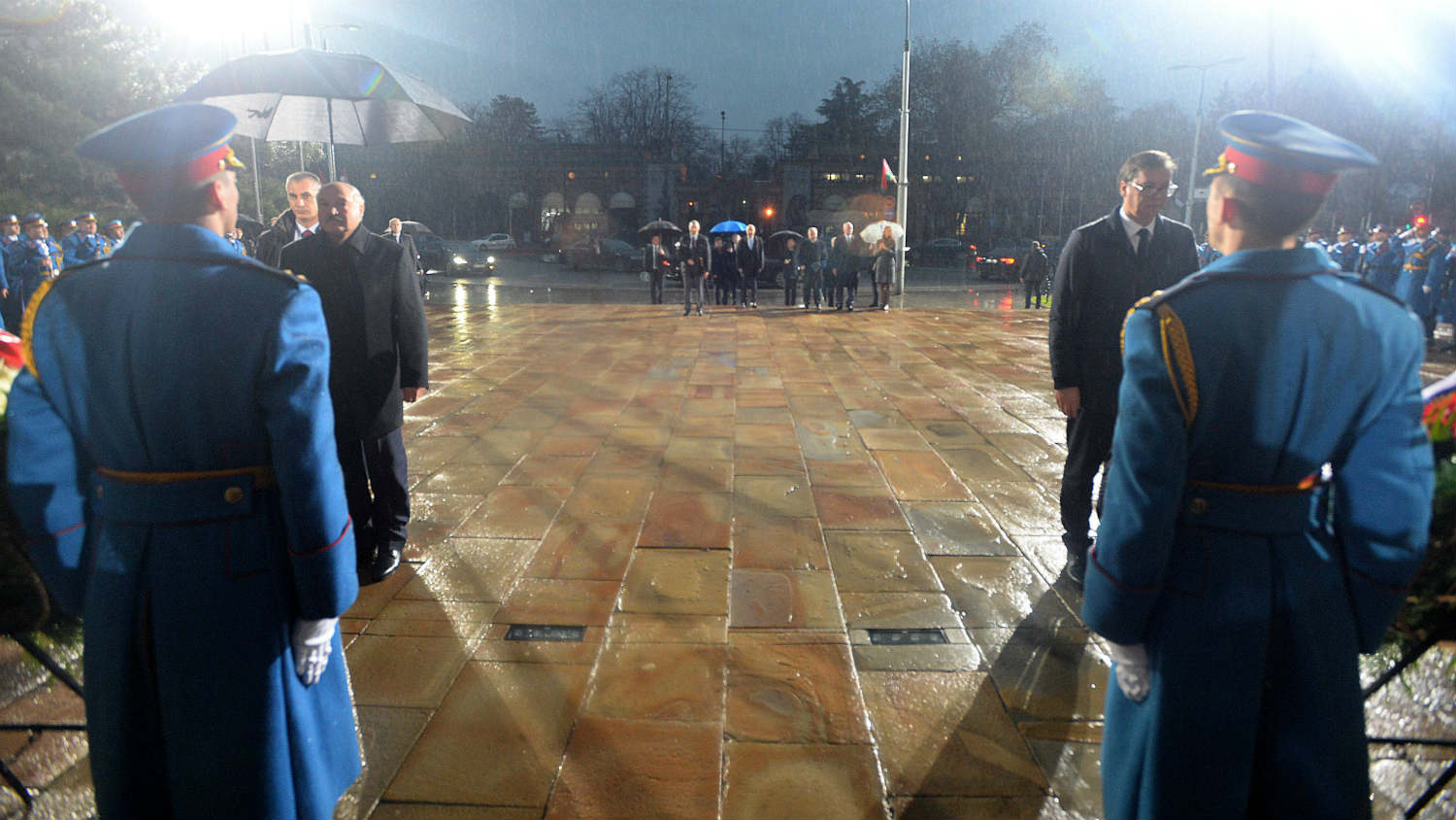 Vučić i Lukašenko položili vence na Spomen-groblju oslobodilaca Beograda 1