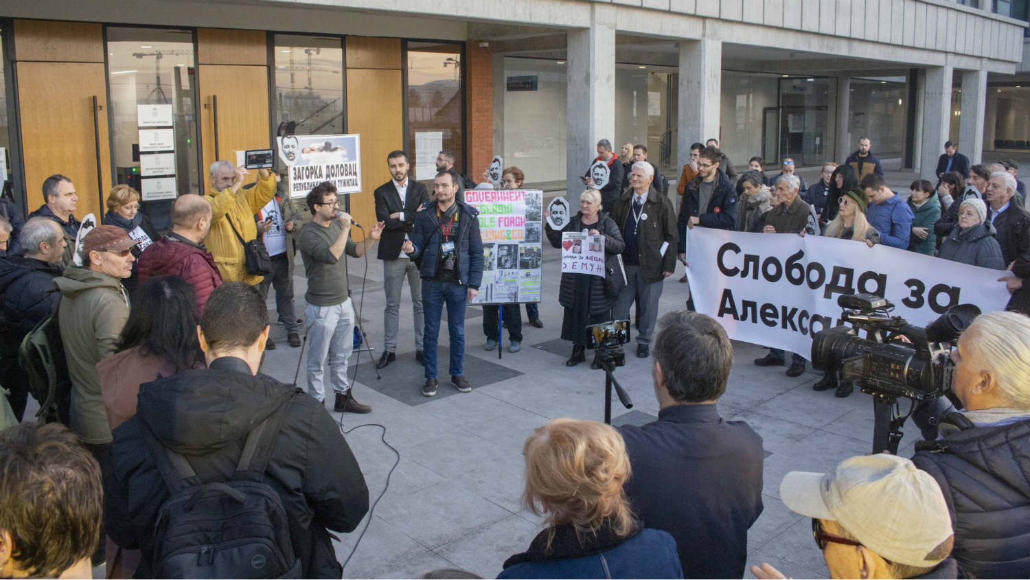 Završen skup podrške uzbunjivaču Aleksandru Obradoviću ispred Višeg suda u Beogradu 1