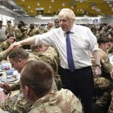 Boris Džonson služio vojnicima božićni ručak 9