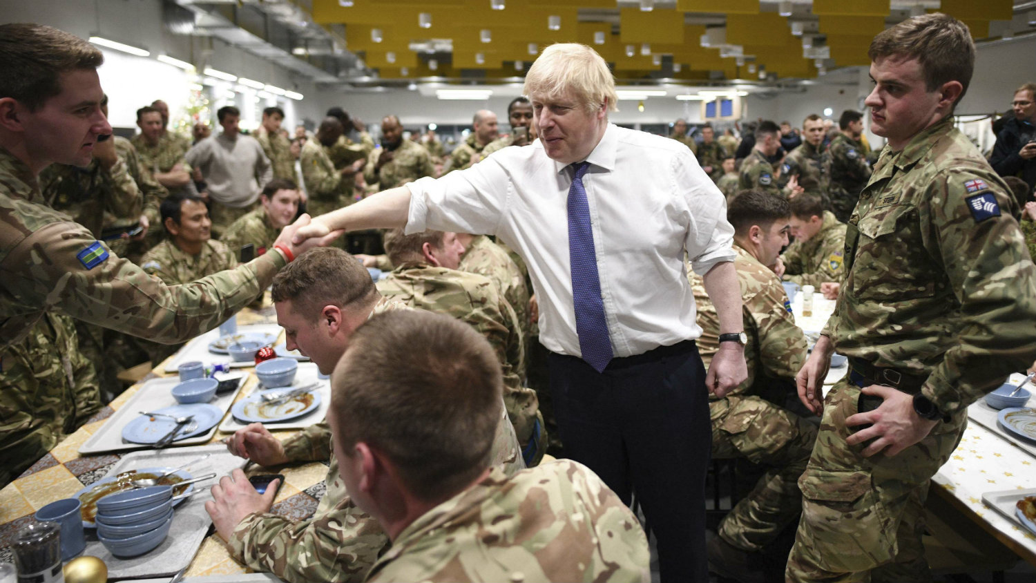 Boris Džonson služio vojnicima božićni ručak 1