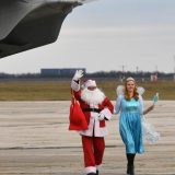 Deda Mraz i Dobra vila vojnim avionom sleteli na batajnički aerodrom i delili paketiće 15