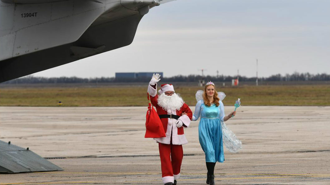 Deda Mraz i Dobra vila vojnim avionom sleteli na batajnički aerodrom i delili paketiće 1