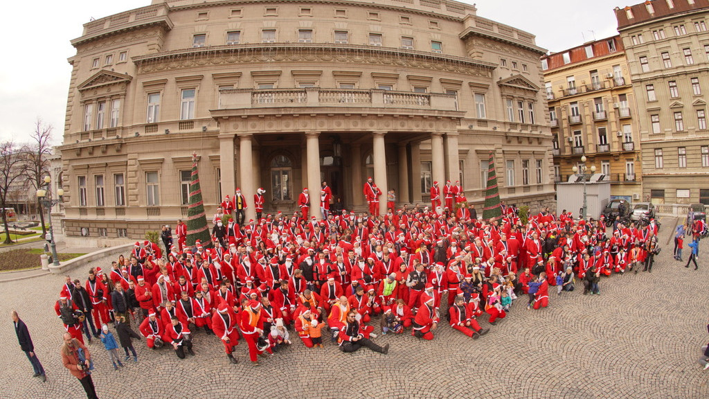 Deda Mrazovi na motorima i ove godine odneli poklone deci iz Sremčice 1 Deda Mrazovi na motorima i ove godine odneli poklone deci iz Sremčice 1