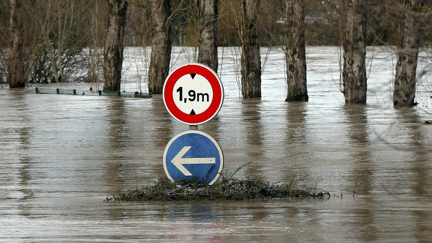 U nevremenu u Francuskoj jedna osoba poginula, 600 evakuisano 1