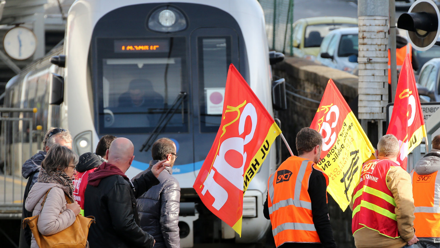 Francuski premijer rekao da će reforme penzije biti sprovodene 1