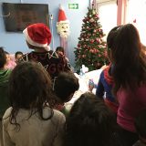 Paketići u ime Kluba čitalaca Danasa uručeni deci u svratištu u Krfskoj 7