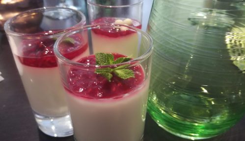 Desert u čaši - praznična panakota sa malinama (recept) 53