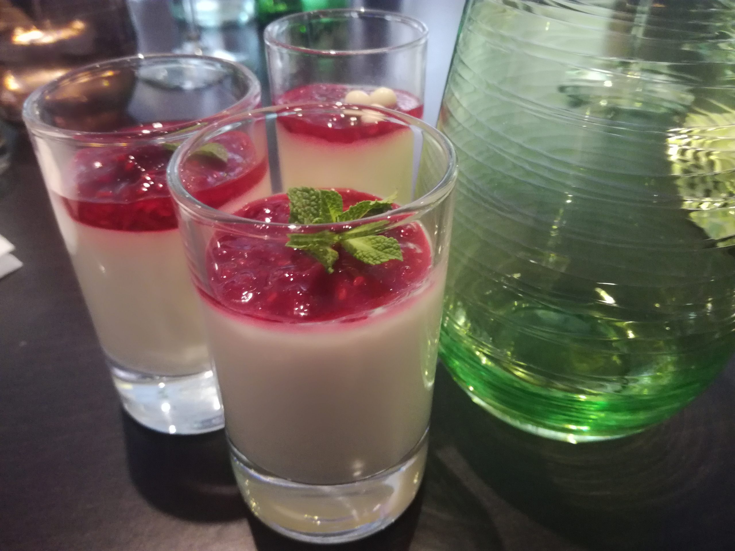 Desert u čaši - praznična panakota sa malinama (recept) 1