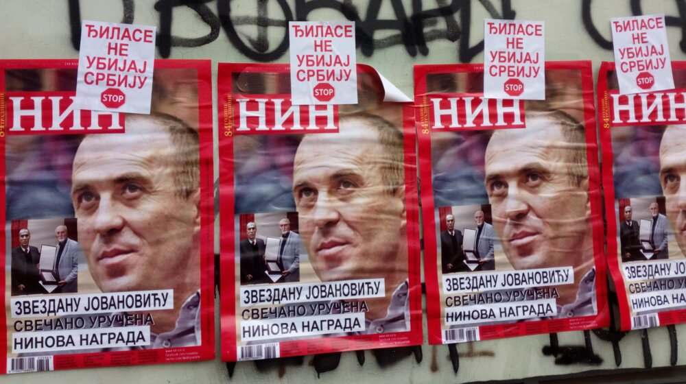 Mirović: SNS ne stoji iza plakata fotomontaže naslovnice NIN-a 1