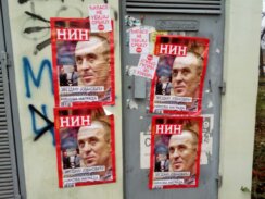 Plakati nalik naslovnicama NIN-a izlepljeni po Novom Sadu 2