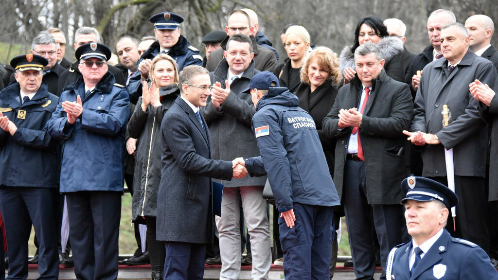 Primljeno novih 213 vatrogasaca i 80 policajaca 1