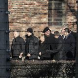 Merkel položila cveće uz Zid smrti u Aušvicu 8