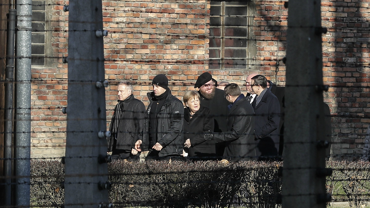 Merkel položila cveće uz Zid smrti u Aušvicu 1