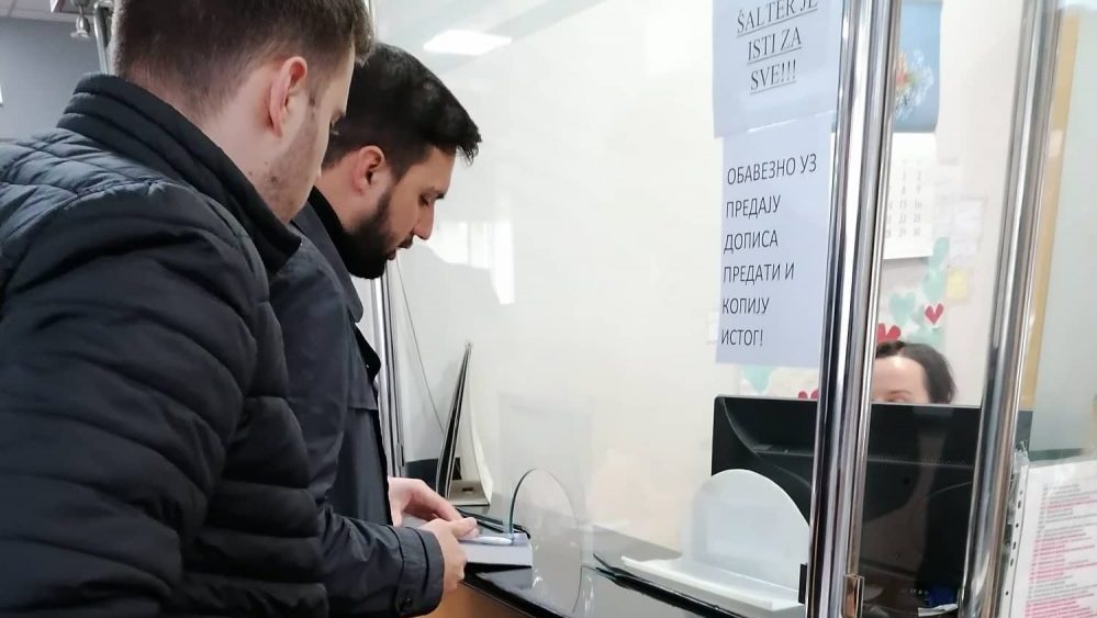 Omladina PSG i Nove poklonile Gramatiku ministru Šarčeviću 1